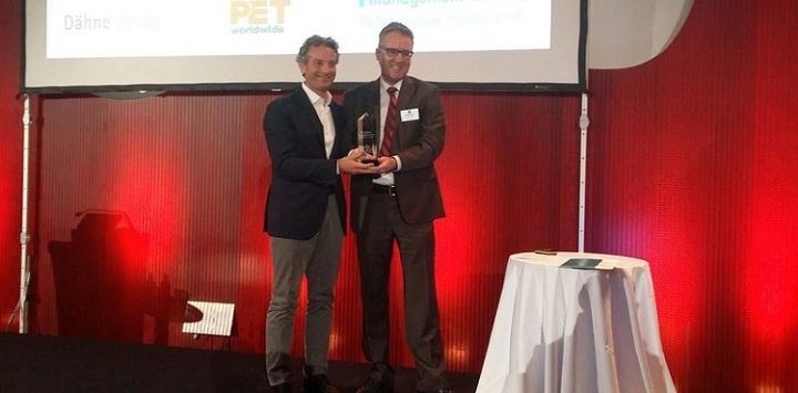 Nicola Vaccari riceve il premio da Ralf Majer-Abele, managing editor di Pet Worldwide